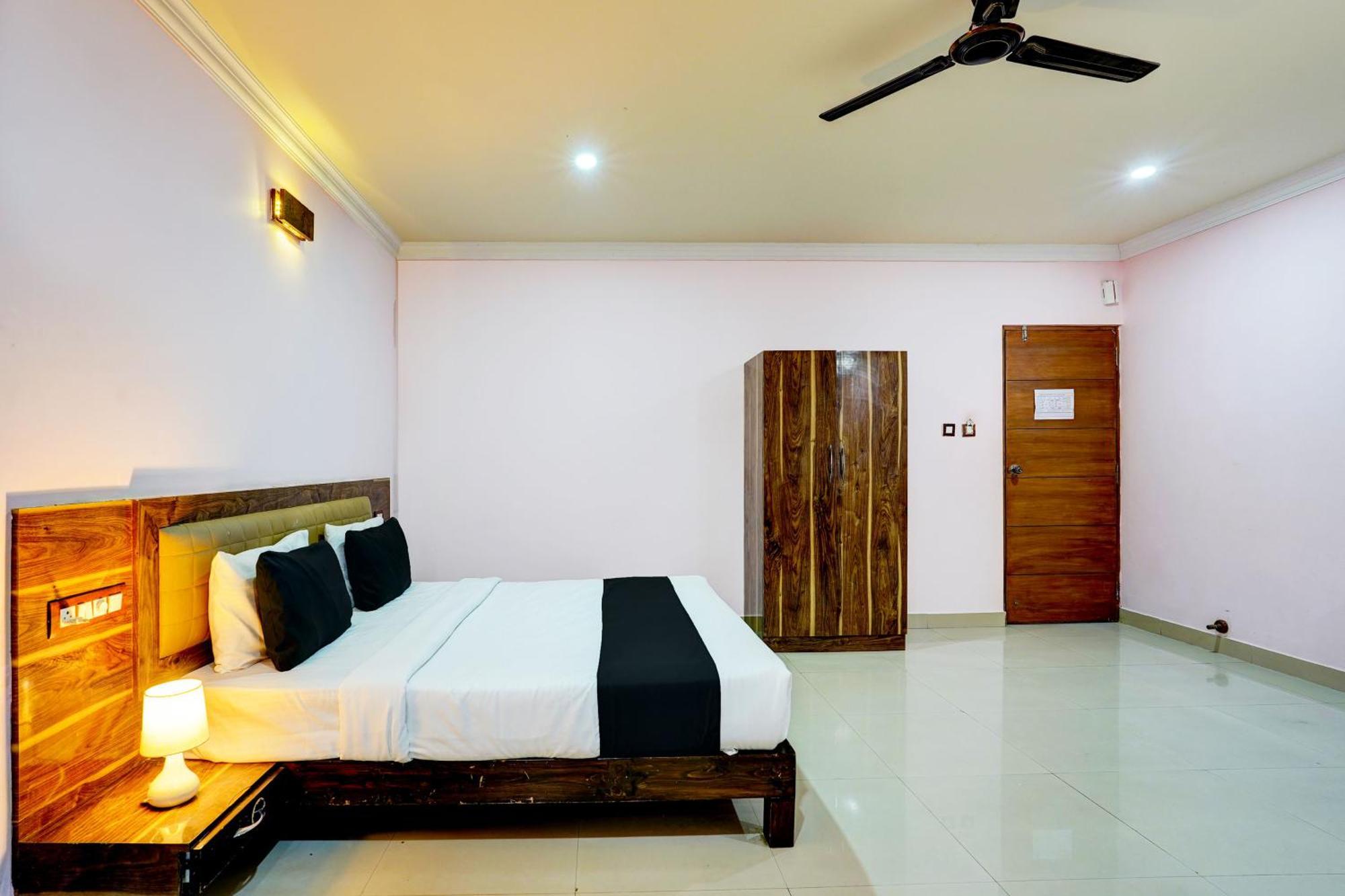 Super Townhouse Mg Road Near Commercial Street Bangalore Exterior photo