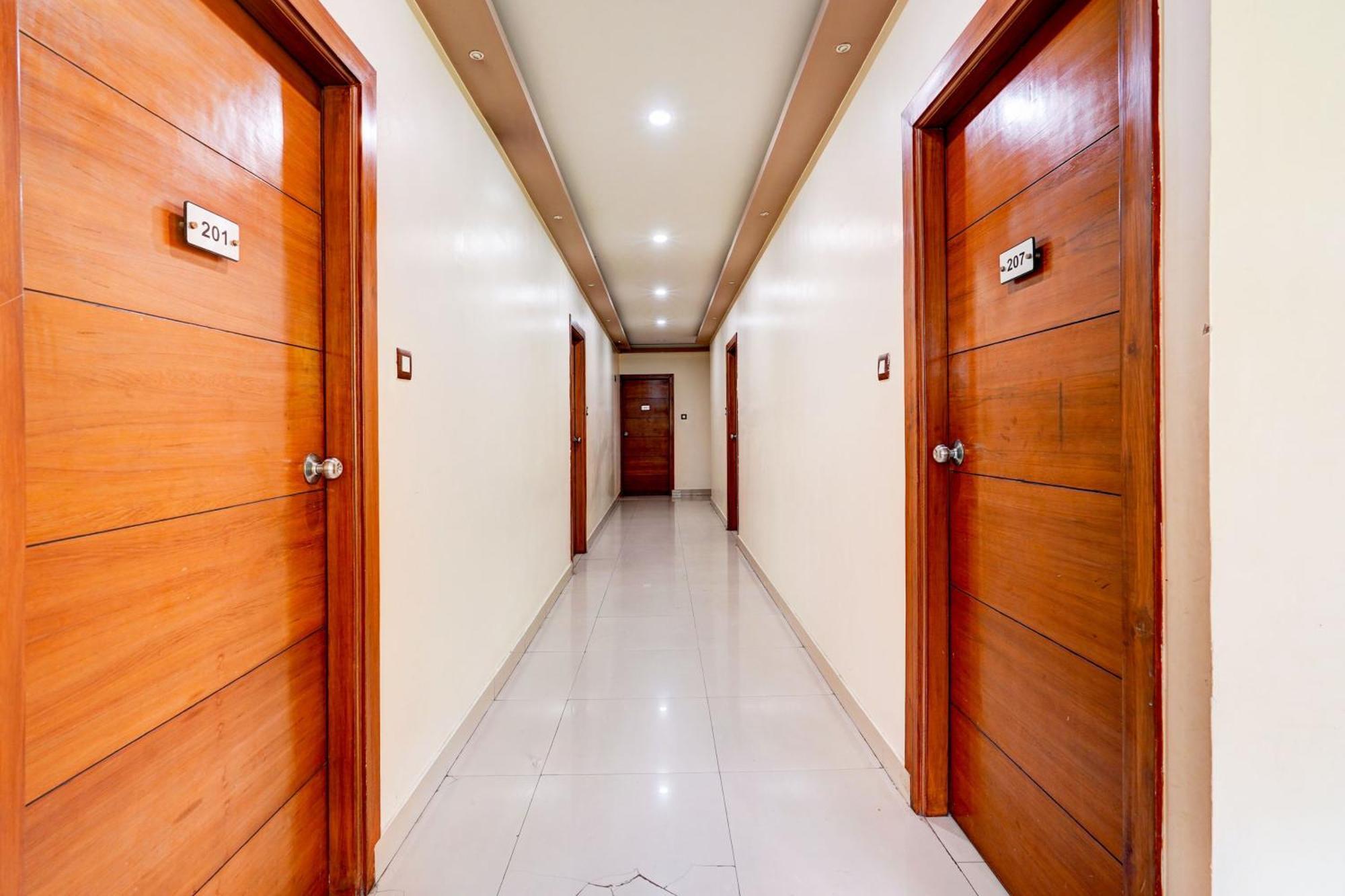 Super Townhouse Mg Road Near Commercial Street Bangalore Exterior photo